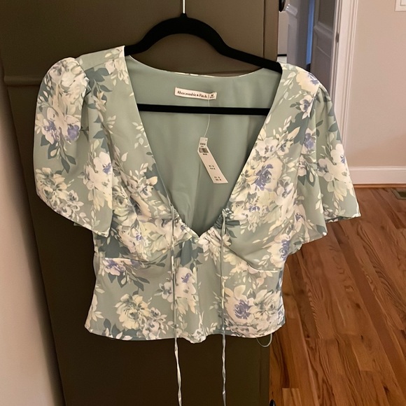 Abercrombie & Fitch Tops - Cute floral Abercrombie & Fitch top